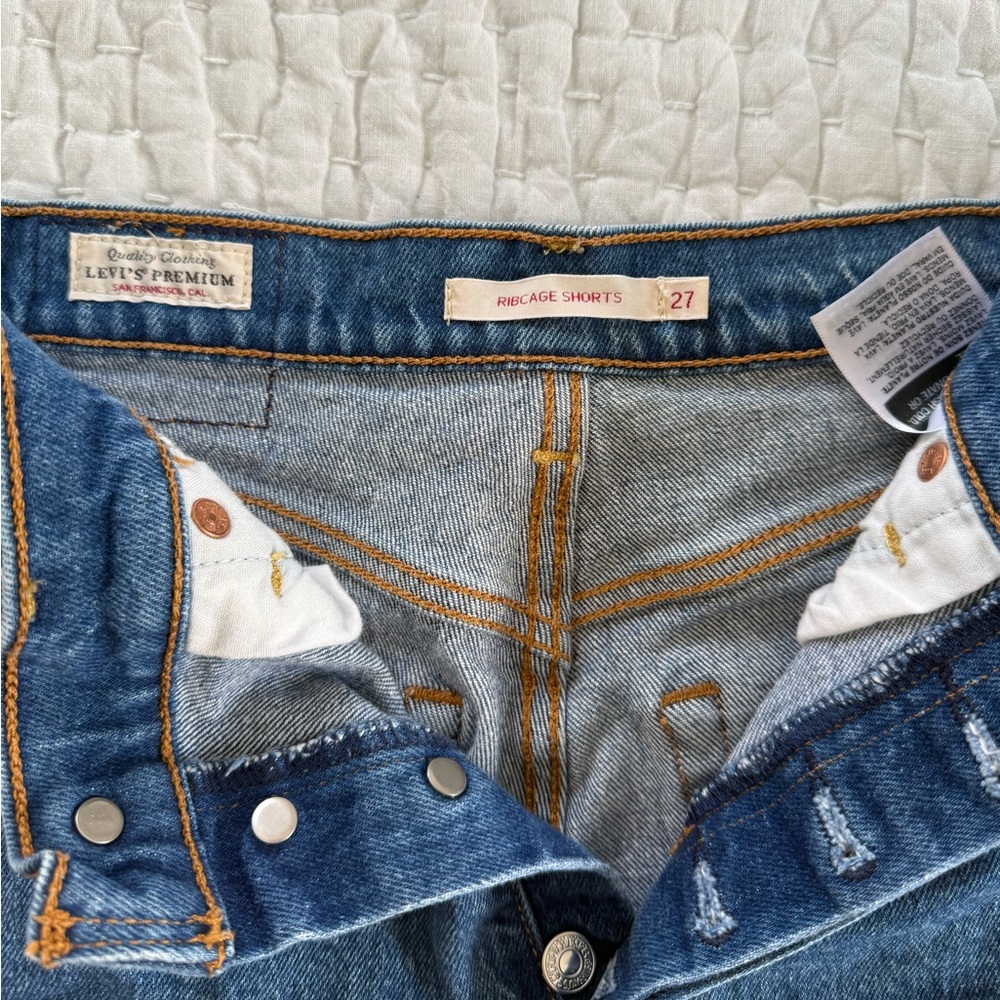 Levi's Ribcage Shorts - Picture 5 of 6